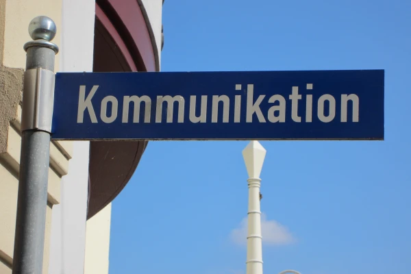 Strassenschild mit der Aufschrift Kommunikation