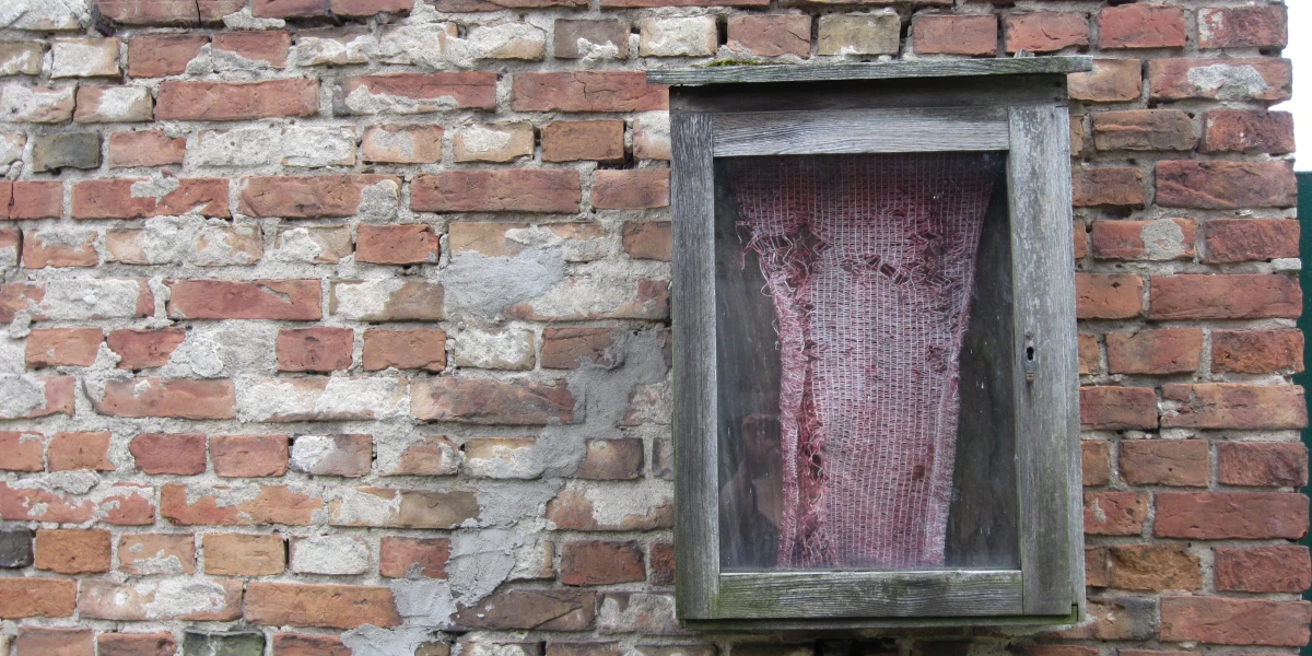 Alter Schaukasten einer längst vergessenen Geschäftsaufgabe