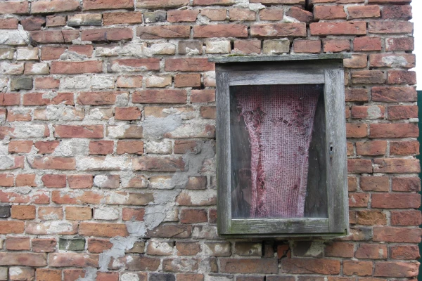 Alter Schaukasten einer längst vergessenen Geschäftsaufgabe