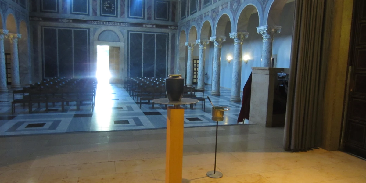 Bestattung von Amts wegen, leere Trauerhalle