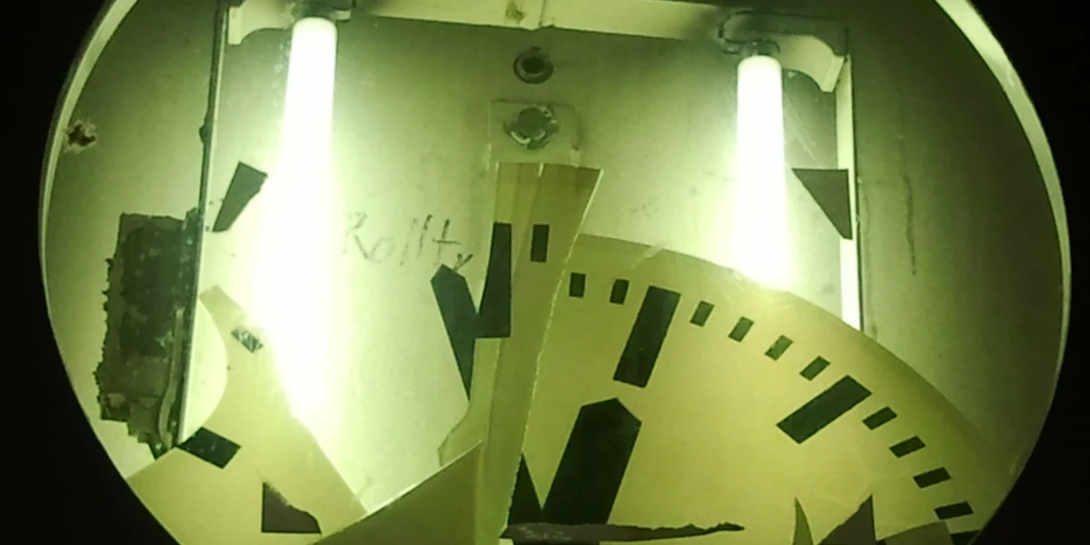 kaputte Bahnhofsuhr kurz vor zwölf