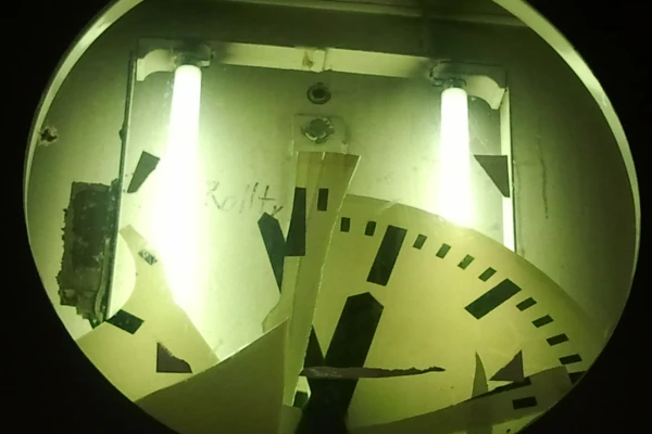 kaputte Bahnhofsuhr kurz vor zwölf