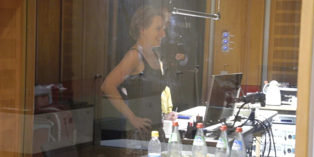 Gesche Piening bei einer Regiearbeit im Tonstudio