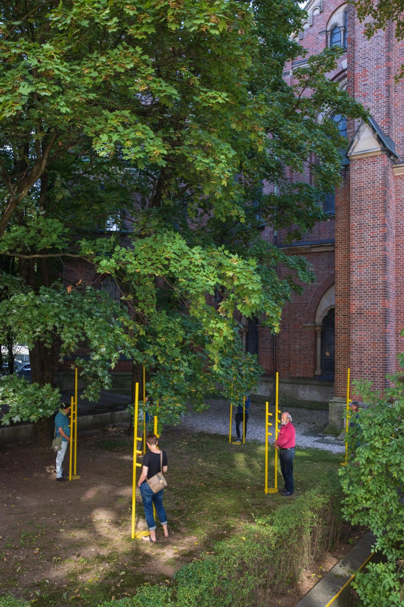 Hörinstallation vor der Kirche