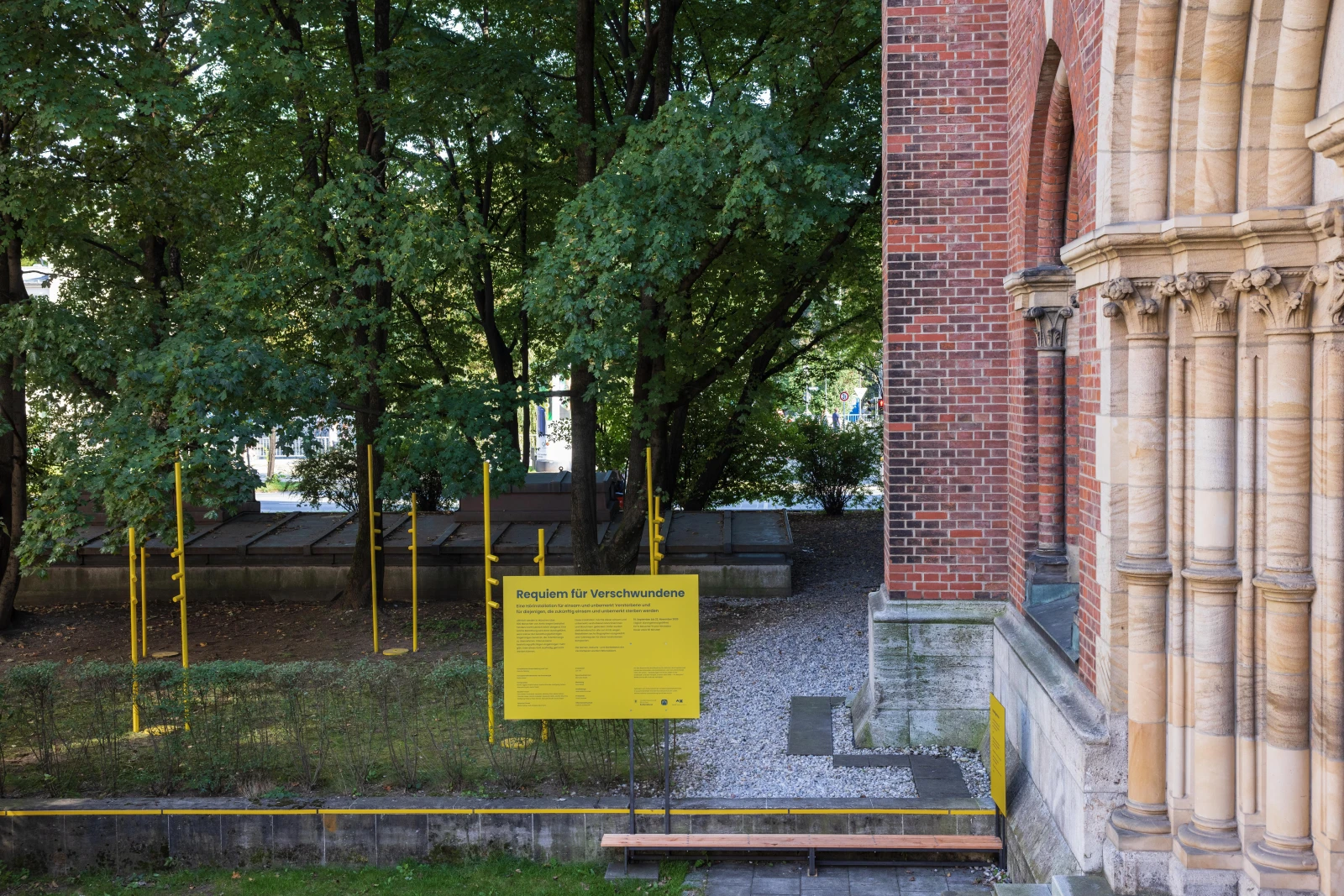 Hörinstallation vor der Kirche