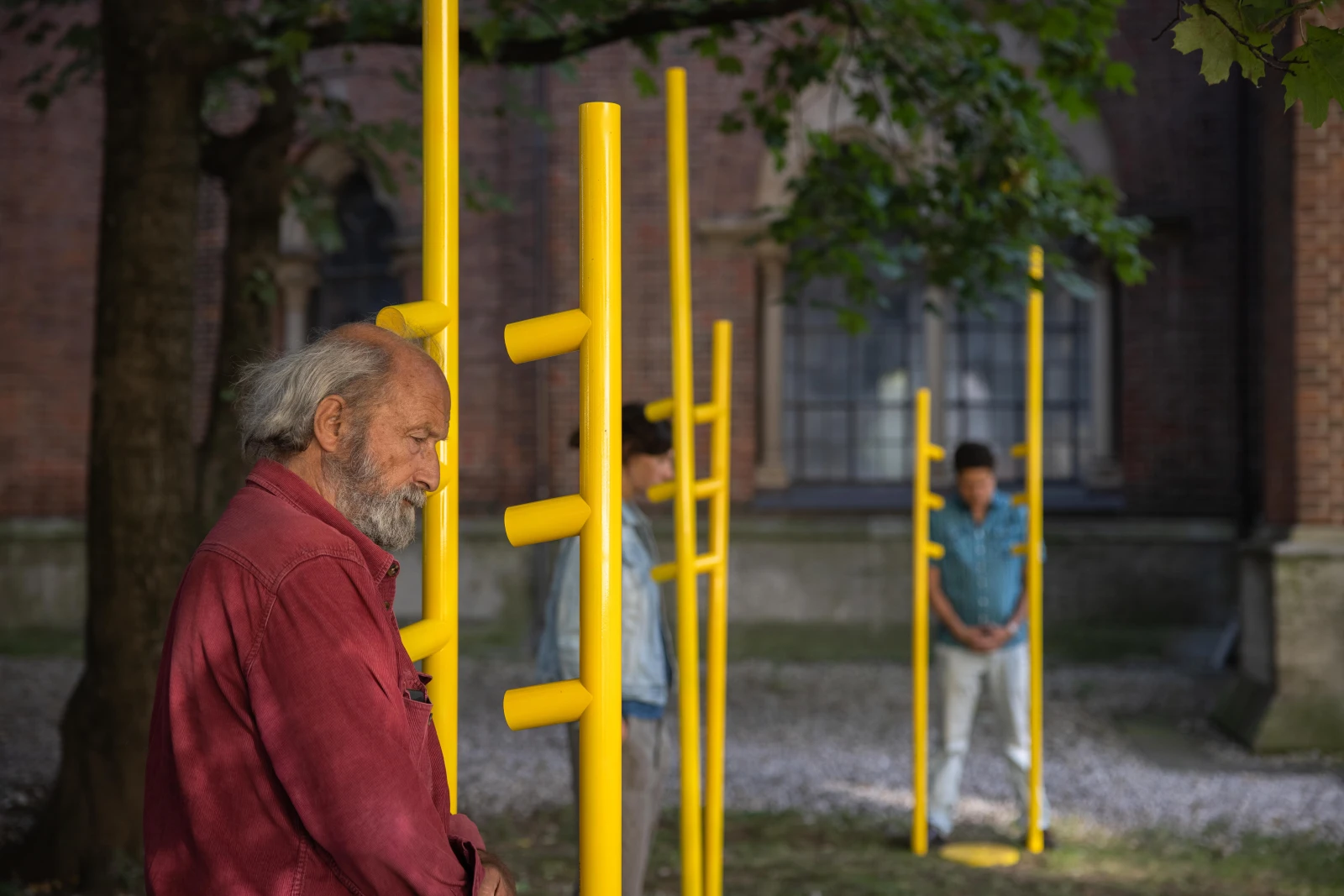Hörinstallation vor der Kirche