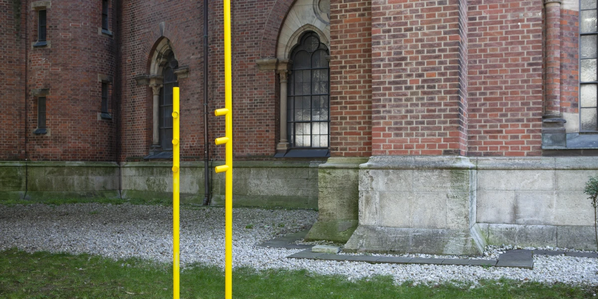 Hörinstallation vor der Kirche