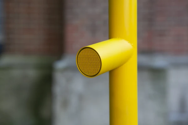 Hörinstallation vor der Kirche